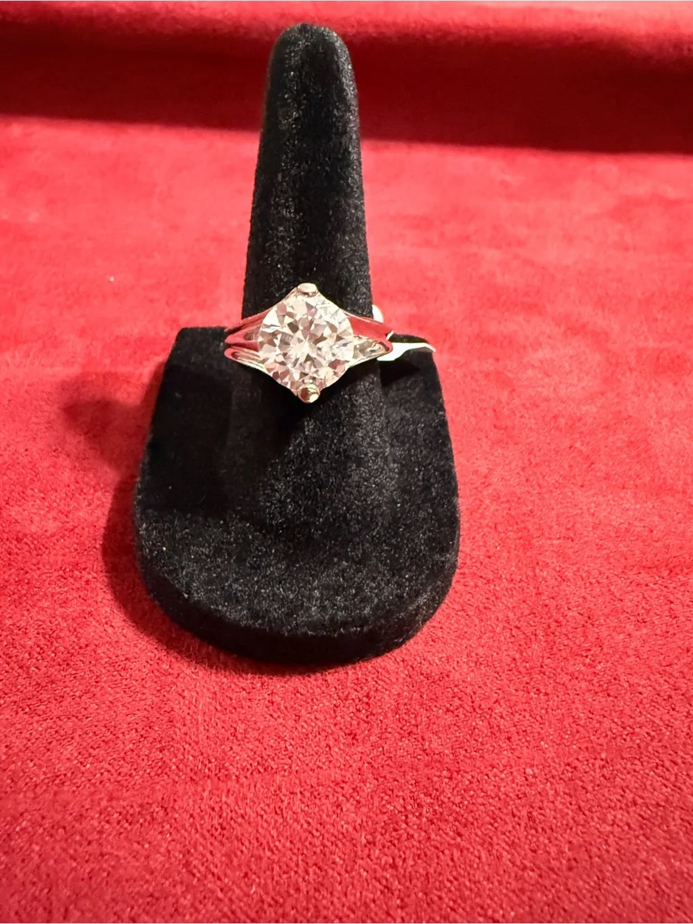 Bling/Solitaire Silver Rhinestone Women's Ring
/size 6 - Picture 4 of 8
